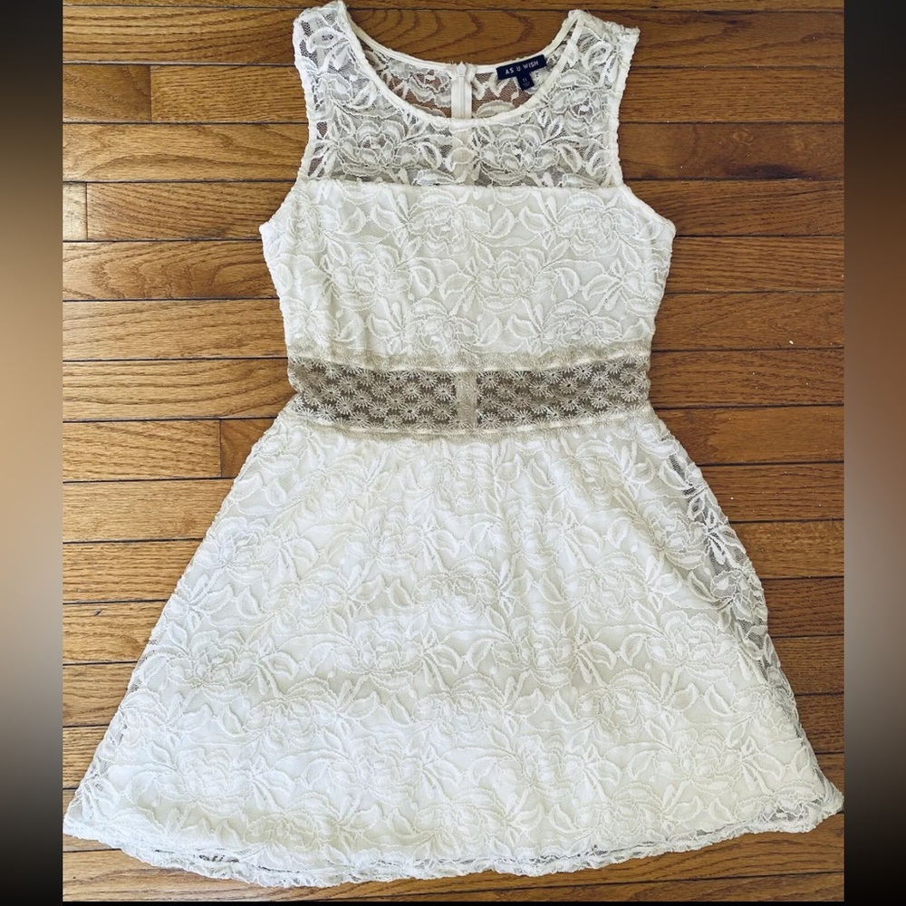 Women’s White Lace Sleeveless Dress